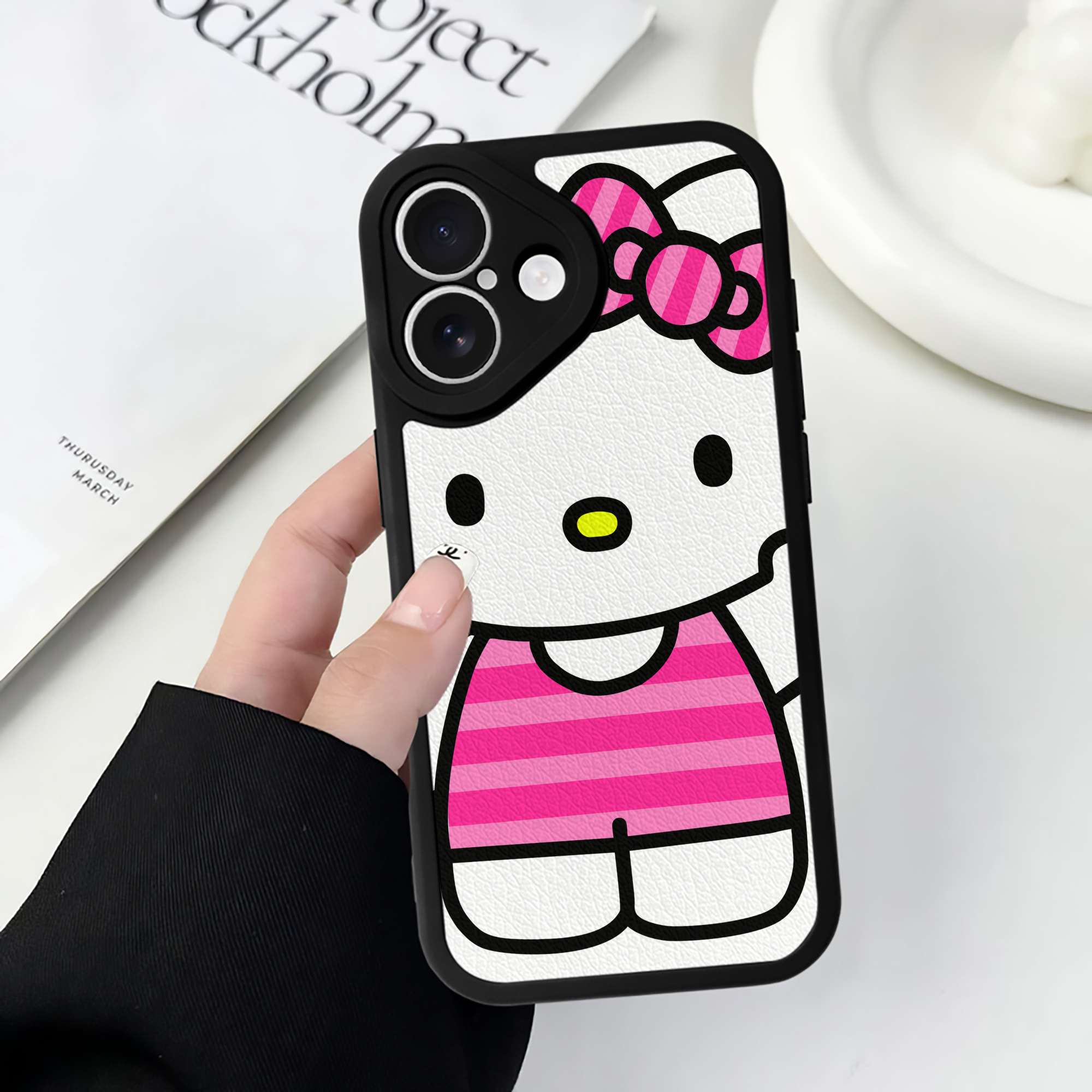 （画像用） Hello Kitty ハローキティ 【iPhone 16シリーズ対応】シリコンスマホケース（レザー調） 材質：シリコン